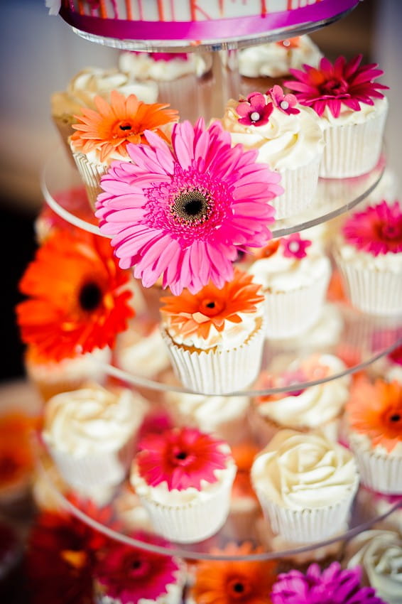 Wedding cupcakes with pink and orange flowers - Martins Kikulis Photography