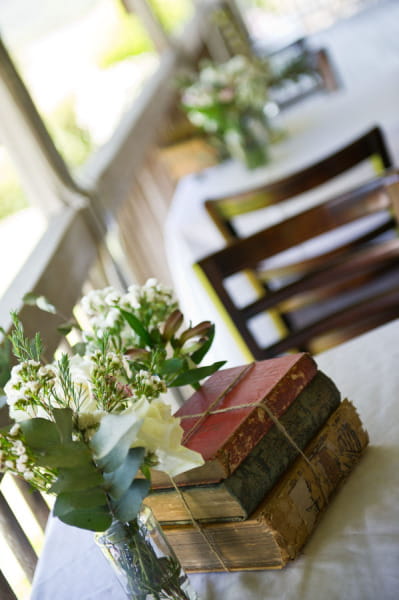 Vintage book wedding decor - Picture by Andrea Sproxton Photography