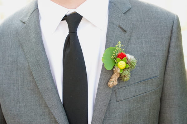 Buttonhole on groom's suit - Picture by Rojo Foto Design