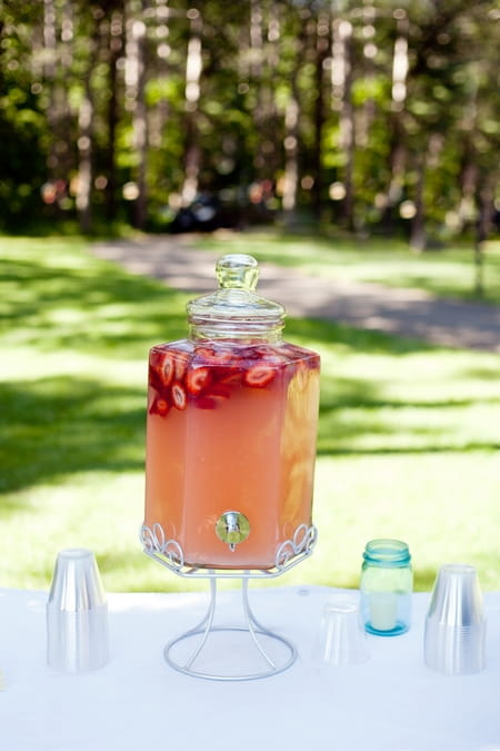 Strawberry wedding drink - Picture by Laura Ivanova Photography