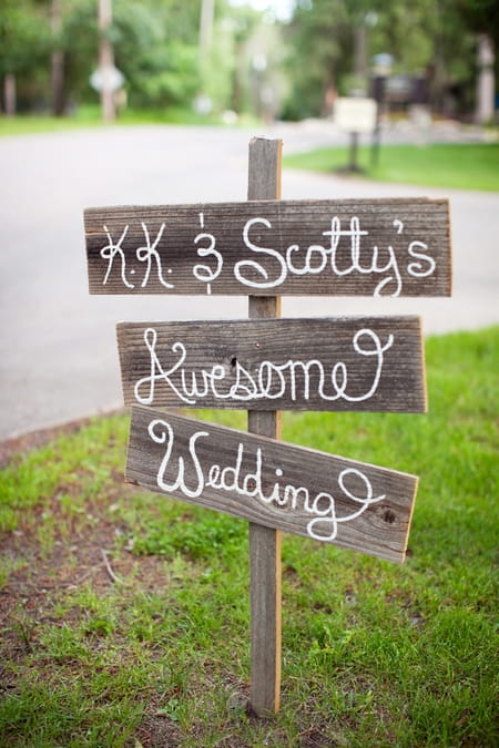 Wooden wedding sign - Picture by Laura Ivanova Photography