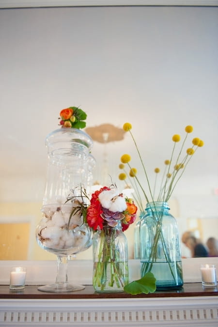 Jars of wedding flowers - Picture by Rojo Foto Design