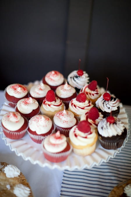 Wedding cupcakes - Picture by Laura Ivanova Photography