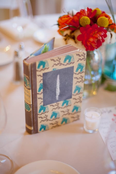 Book wedding table number - Picture by Rojo Foto Design