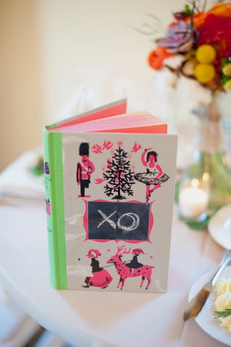 Close-up of book on wedding table - Picture by Rojo Foto Design