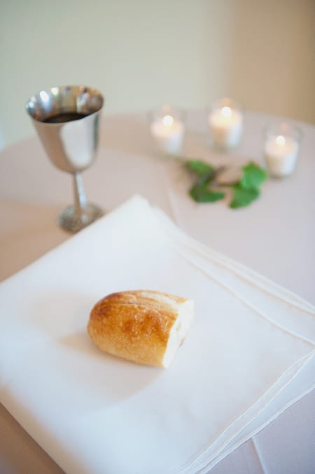 Roll, white napkin and silver goblet - Picture by Rojo Foto Design