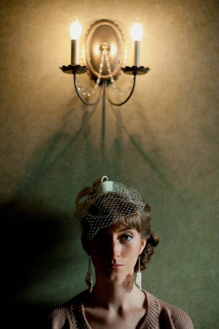 Bride standing in front of wall light - Picture by Rojo Foto Design