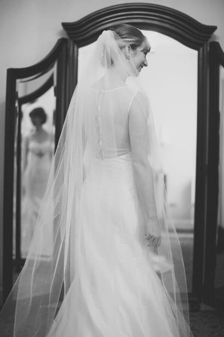 Bride standing in front of a mirror - Picture by Rojo Foto Design