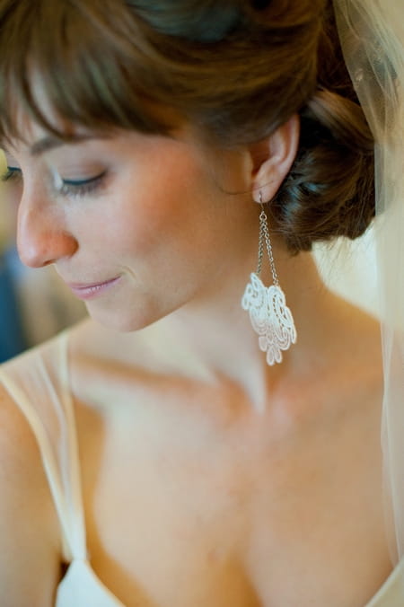 Bride wearing earrings - Picture by Rojo Foto Design