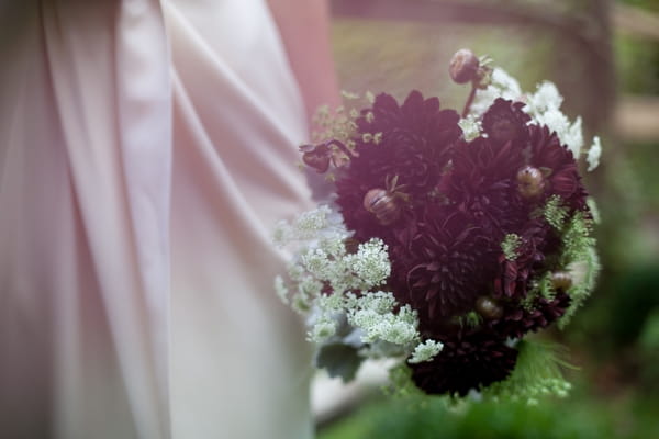 Purple bridal bouquet - Picture by Levi Stolove Photography