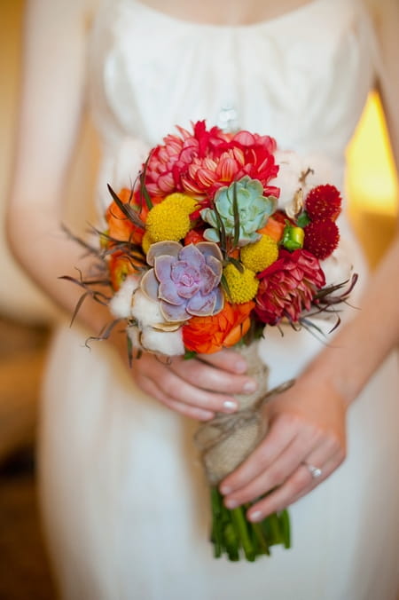 Bride holding colourful bouquet - Picture by Rojo Foto Design