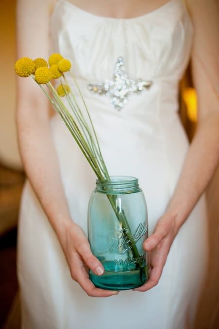 Bride holding jar with flowers - Picture by Rojo Foto Design