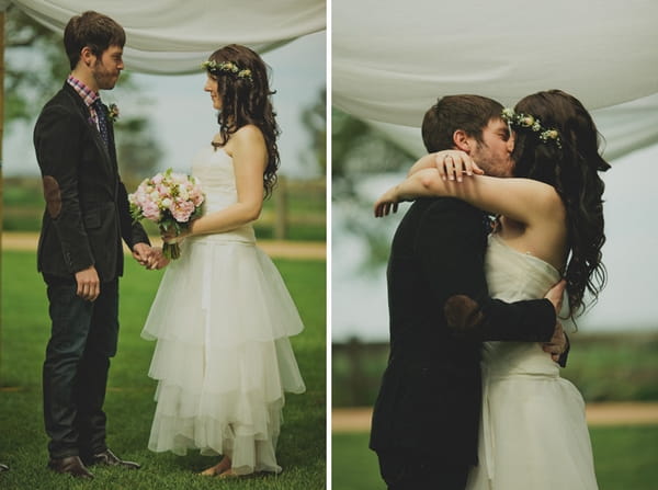 Newly married bride and groom kissing - Picture by Jonas Peterson Photography