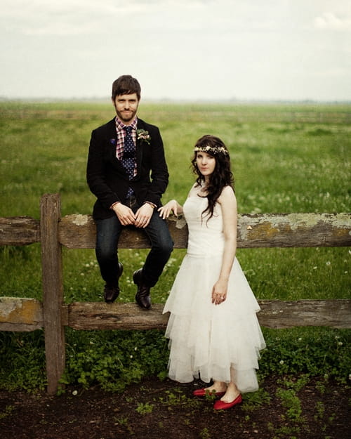 Groom sitting on fence - Picture by Jonas Peterson Photography