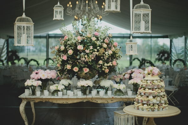 Large floral display and wedding cake - Picture by Jonas Peterson Photography