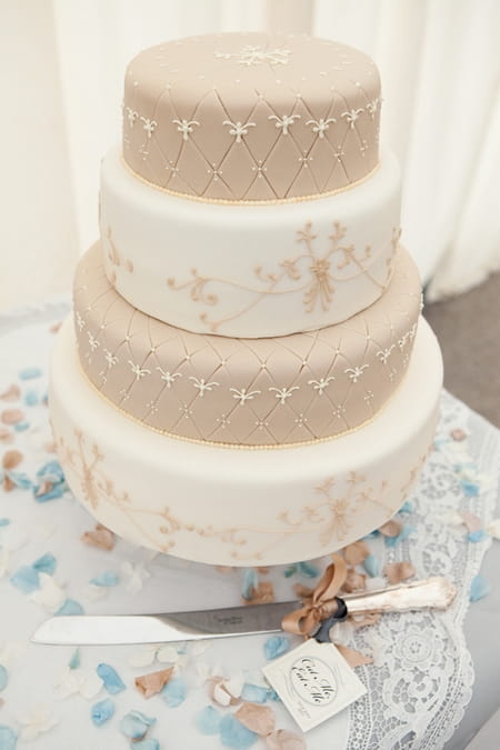 Wedding cake - Picture by Hayley Ruth Photography