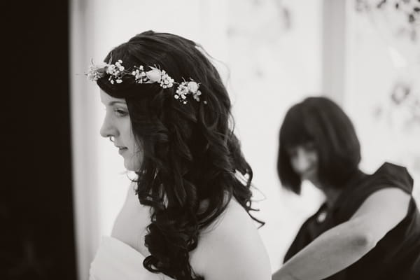 Bride wearing flower headband - Picture by Jonas Peterson Photography