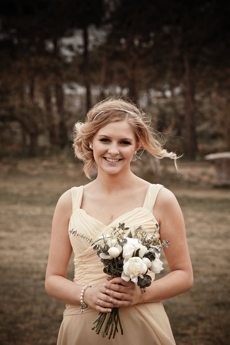 Bridesmaid in yellow dress - Picture by Archibald Photography