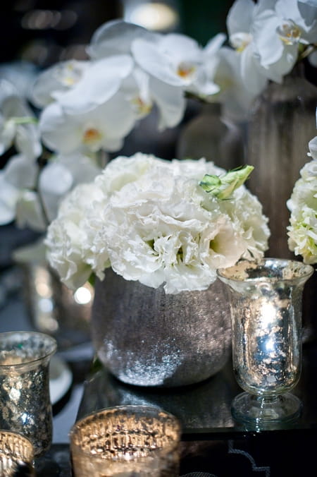 Flower wedding table decorations - Picture by Yvette Roman Photography