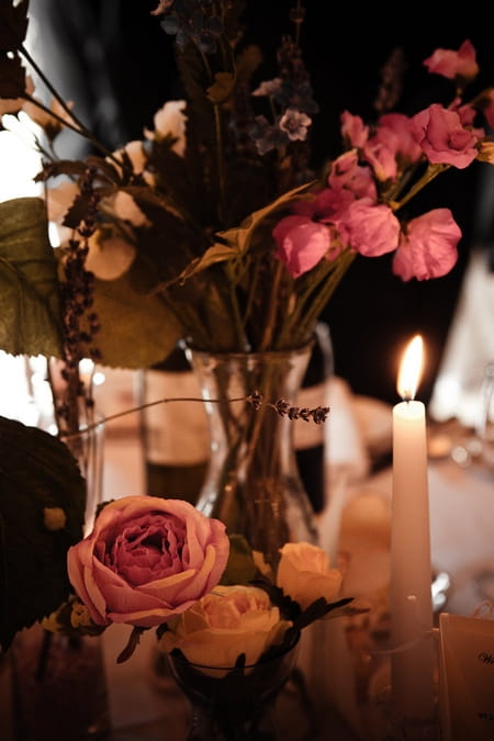 Wedding flowers on table - Picture by Archibald Photography