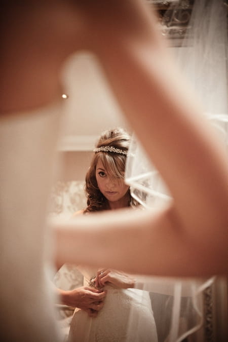 Bride looking in the mirror - Picture by Archibald Photography