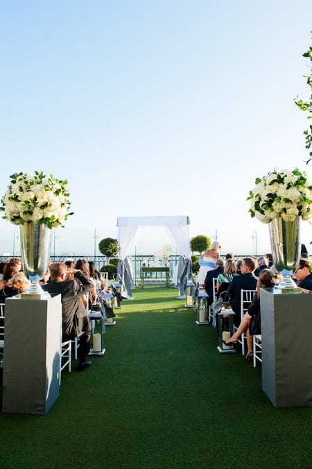 Wedding ceremony at The London Hotel in California - Picture by Yvette Roman Photography