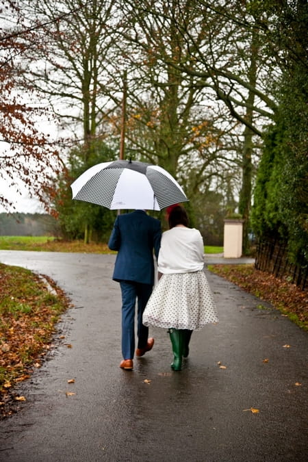 Bride and groom walking in the rain - Picture by Anneli Marinovich Photography