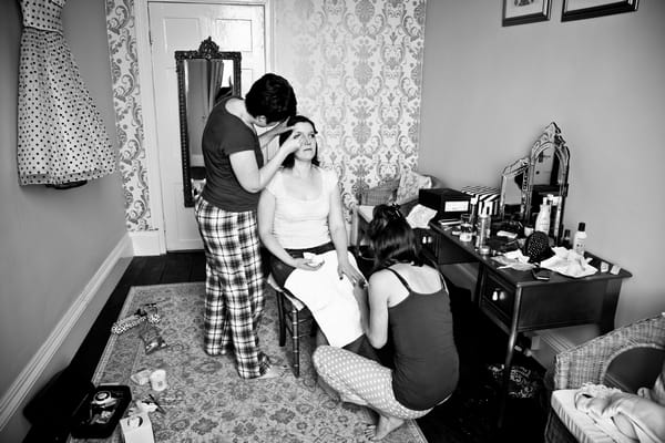 Bride having wedding make-up applied - Picture by Anneli Marinovich Photography