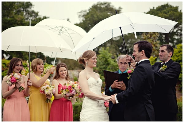 Wedding ceremony in the rain - Picture by Marianne Taylor Photography