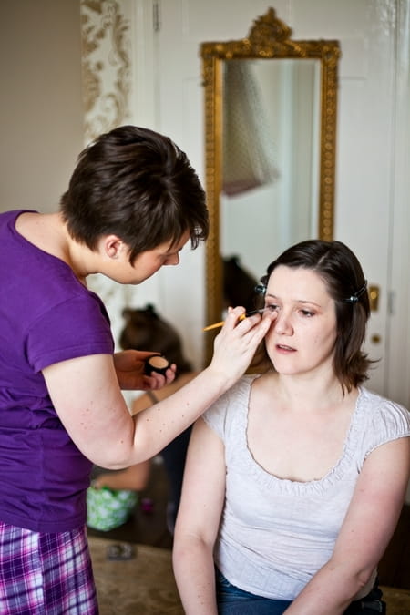 Bride having eyeliner applied - Picture by Anneli Marinovich Photography