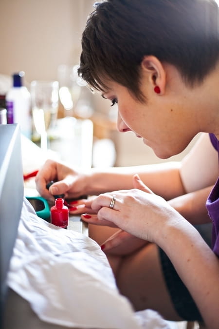 Bride having nails painted - Picture by Anneli Marinovich Photography