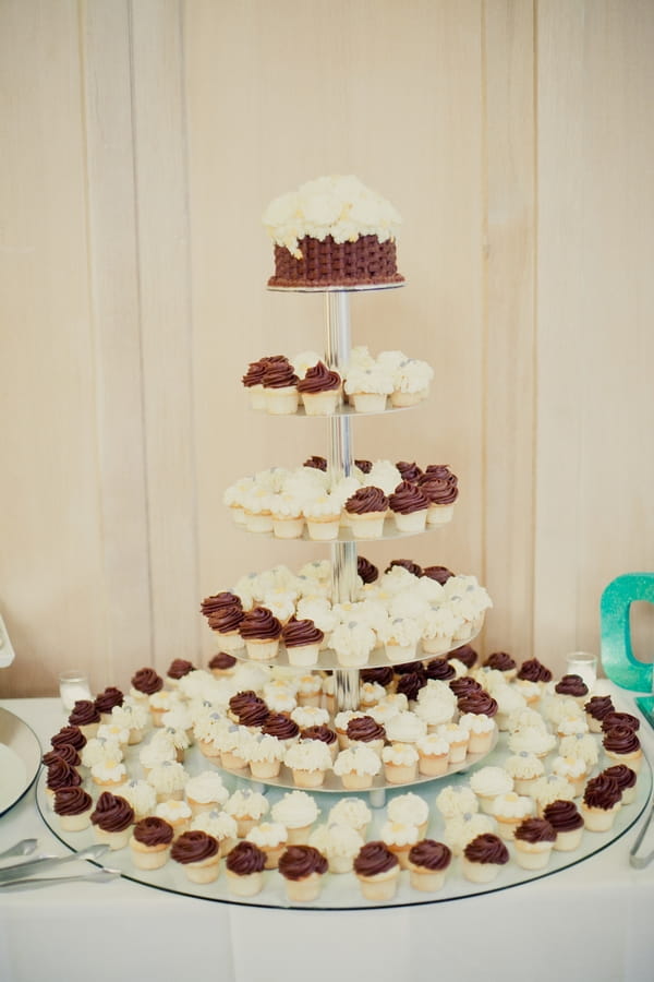 Display of wedding sweets - Picture by onelove photography