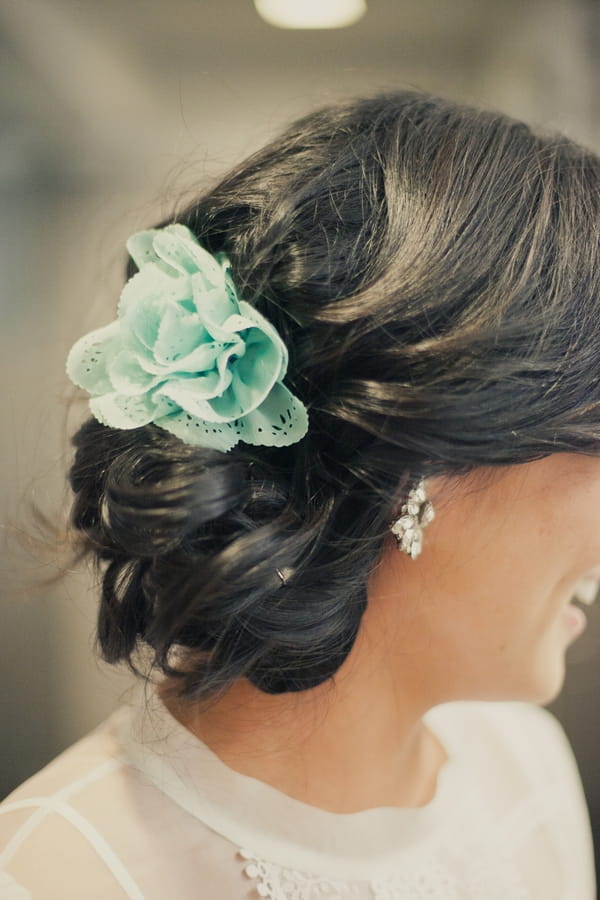 Mint green hair tie - Picture by onelove photography