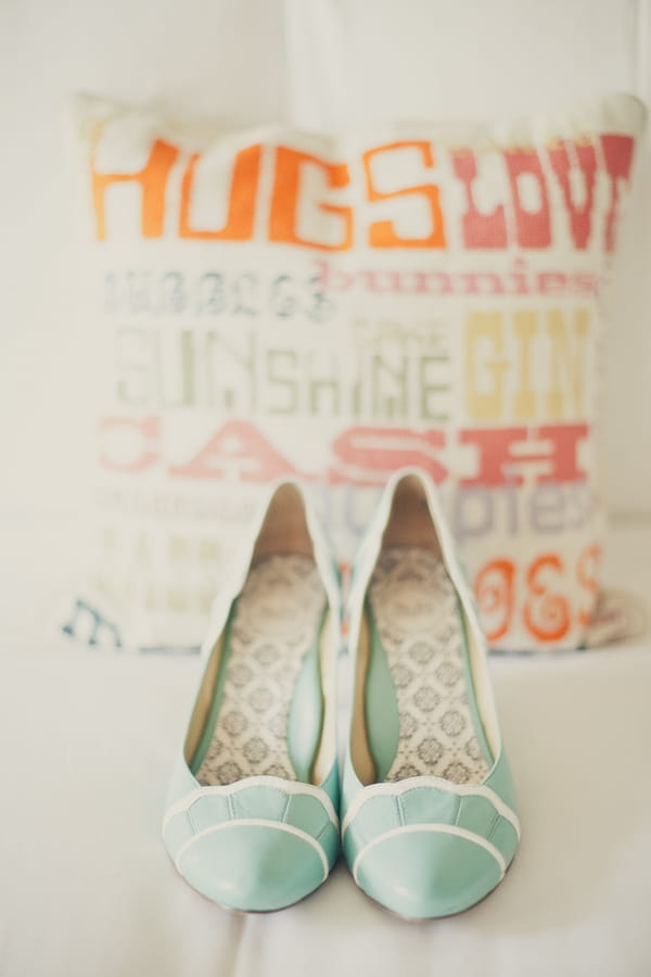 Light green wedding shoes - Picture by onelove photography
