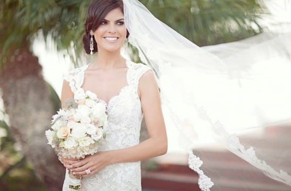 Bride with long veil and lace wedding dress - Picture by Joielala