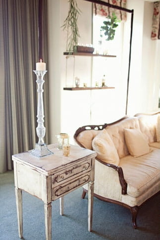 Vintage table with candle stick - Picture by Joielala