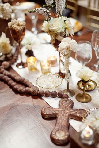 Cross on wedding table - Picture by Joielala