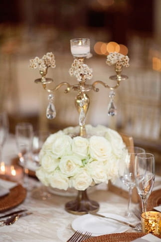 Roses and candle holder on wedding table - Picture by Joielala