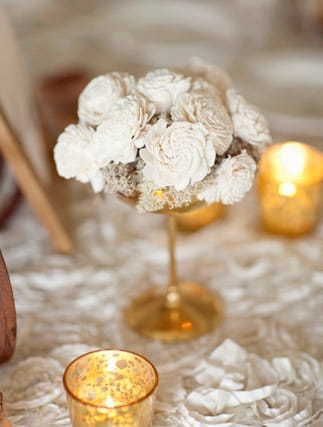 Close up of wedding table flower decoration - Picture by Joielala