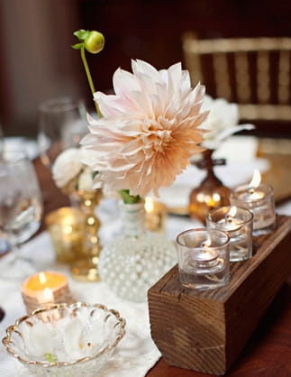 Large flower on wedding table - Picture by Joielala