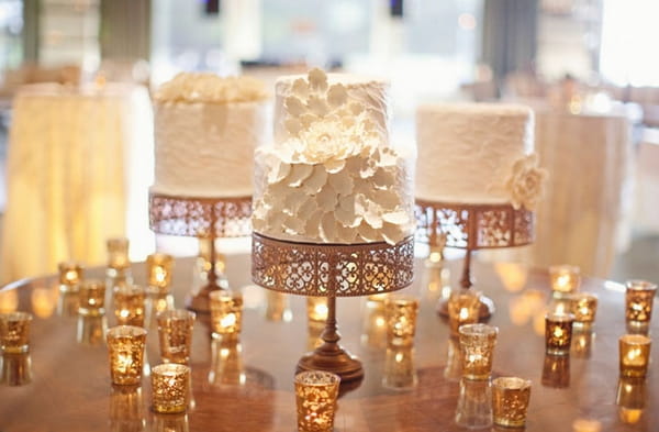 Wedding cakes surrounded by tealights - Picture by Joielala