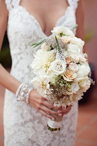 Bride holding bouquet - Picture by Joielala