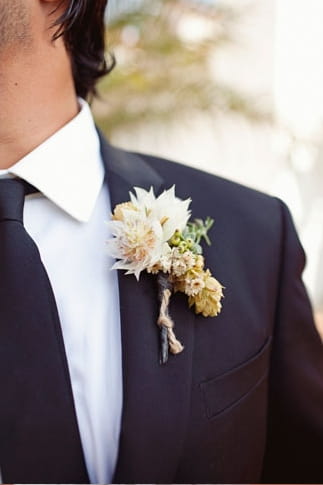 Buttonhole on groom's jacket - Picture by Joielala