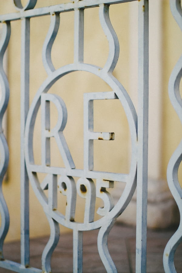 RF letters on blue gate - Picture by DanielRM