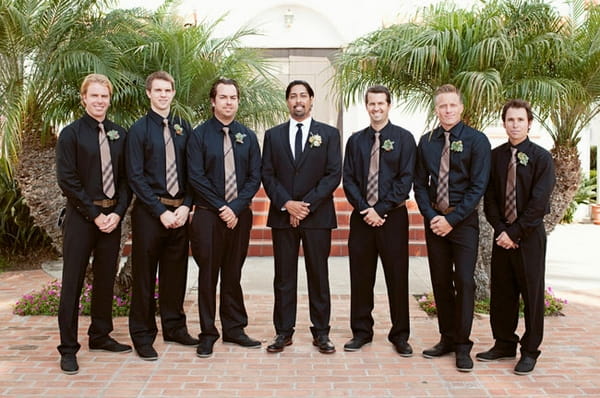 Line of groomsmen wearing black shirts - Picture by Joielala