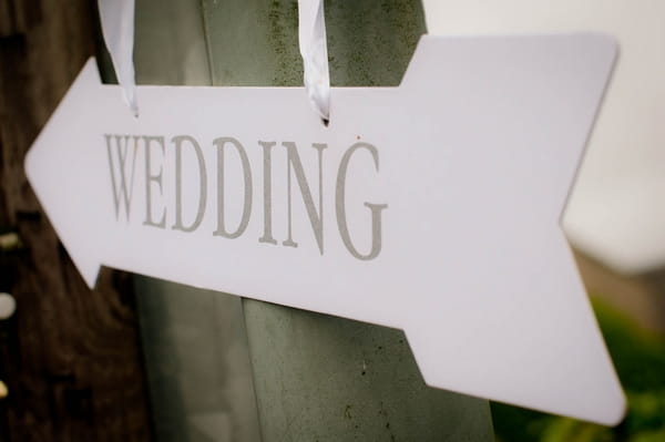 Wedding arrow sign - Picture by Jonathan Bean Photography