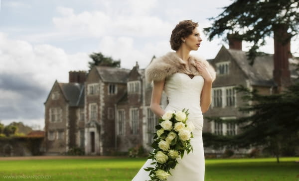 1920's bride with avalanche bouquet