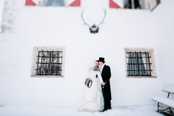 Bride and groom in front of Schloss Münichau in snow