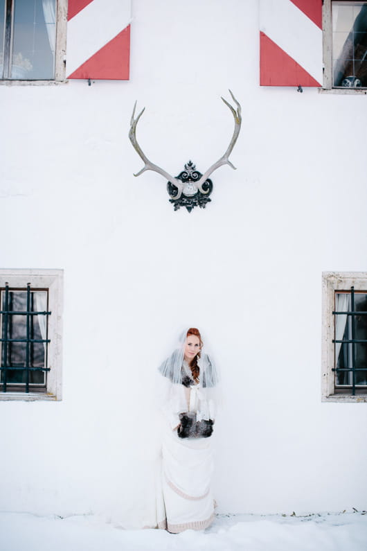 Bride in front of Schloss Münichau in snow