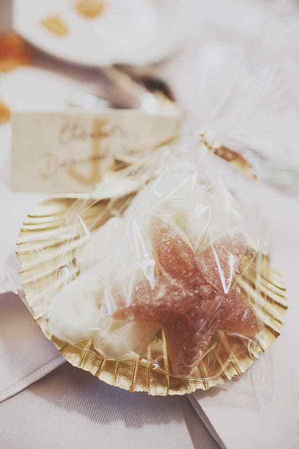 Wedding favour in shell